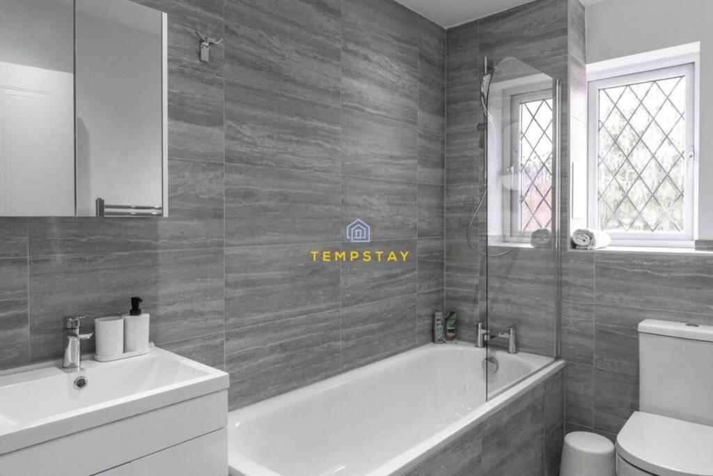 Villa Cosy 2 Bed & Free Parking. Near Heathrow/Pinewood Slough Exterior foto